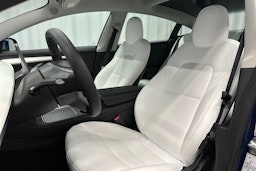 sininen Tesla Model 3 2022 kuva 17.