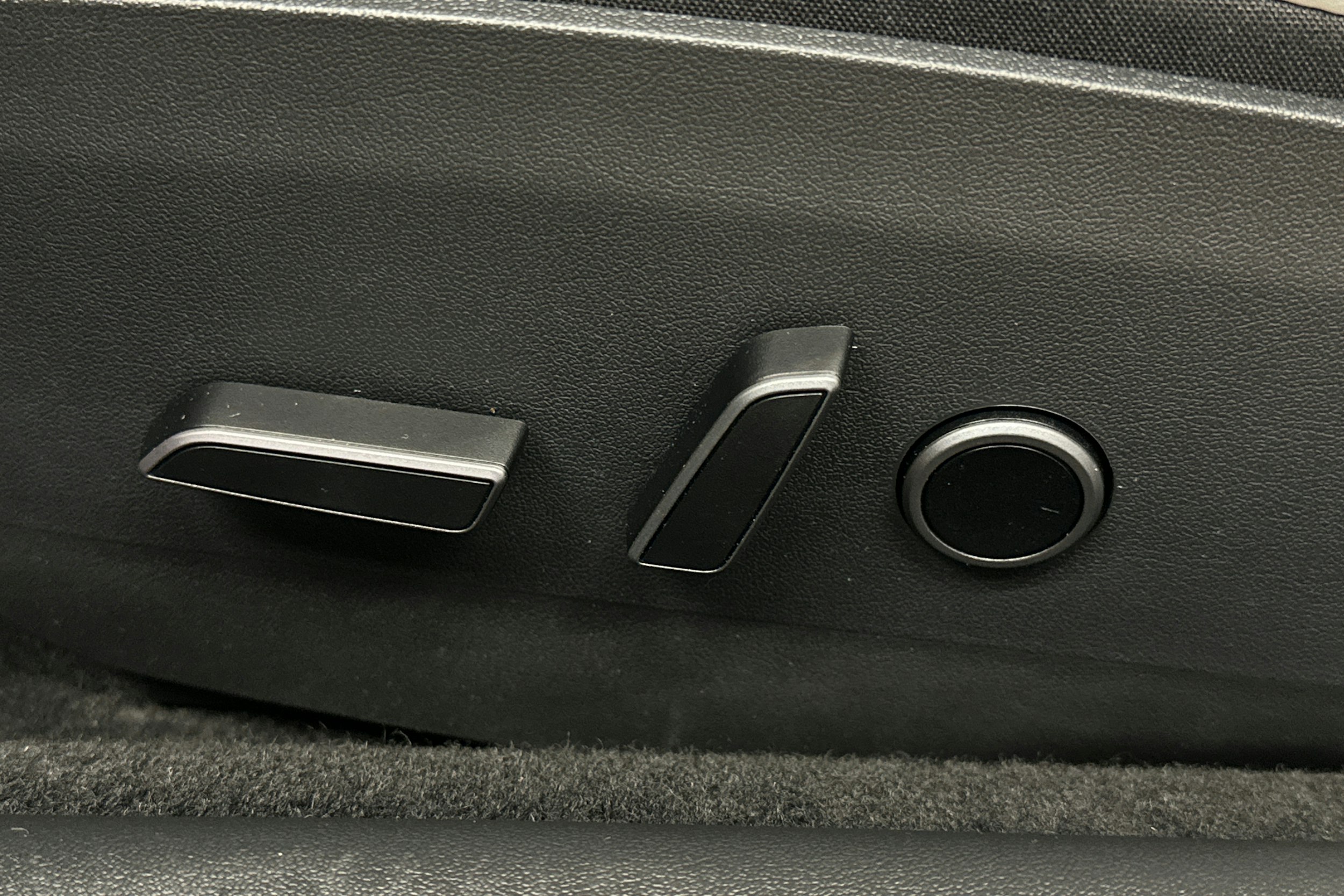 sininen Tesla Model 3 2022 kuva 18.