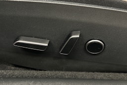 sininen Tesla Model 3 2022 kuva 18.