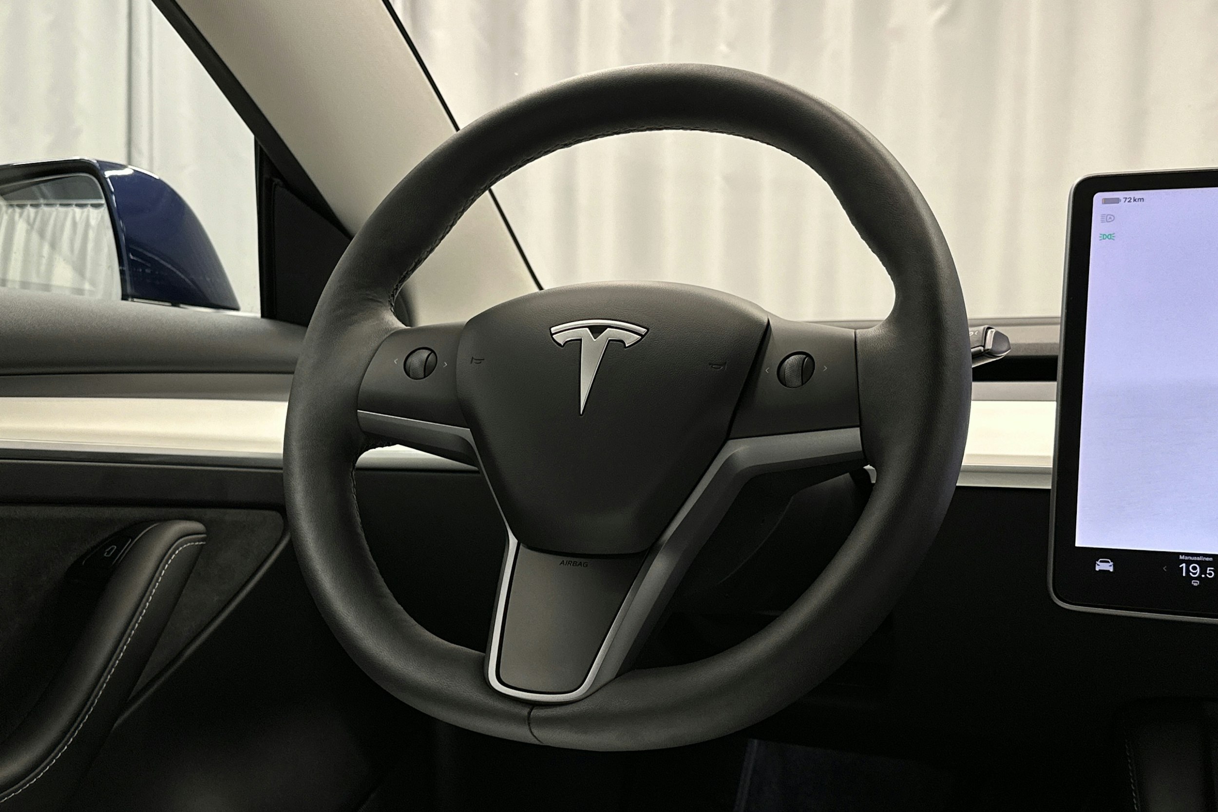 sininen Tesla Model 3 2022 kuva 19.