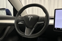 sininen Tesla Model 3 2022 kuva 19.
