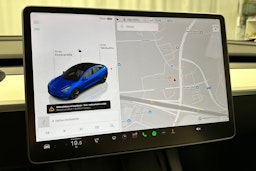 sininen Tesla Model 3 2022 kuva 21.