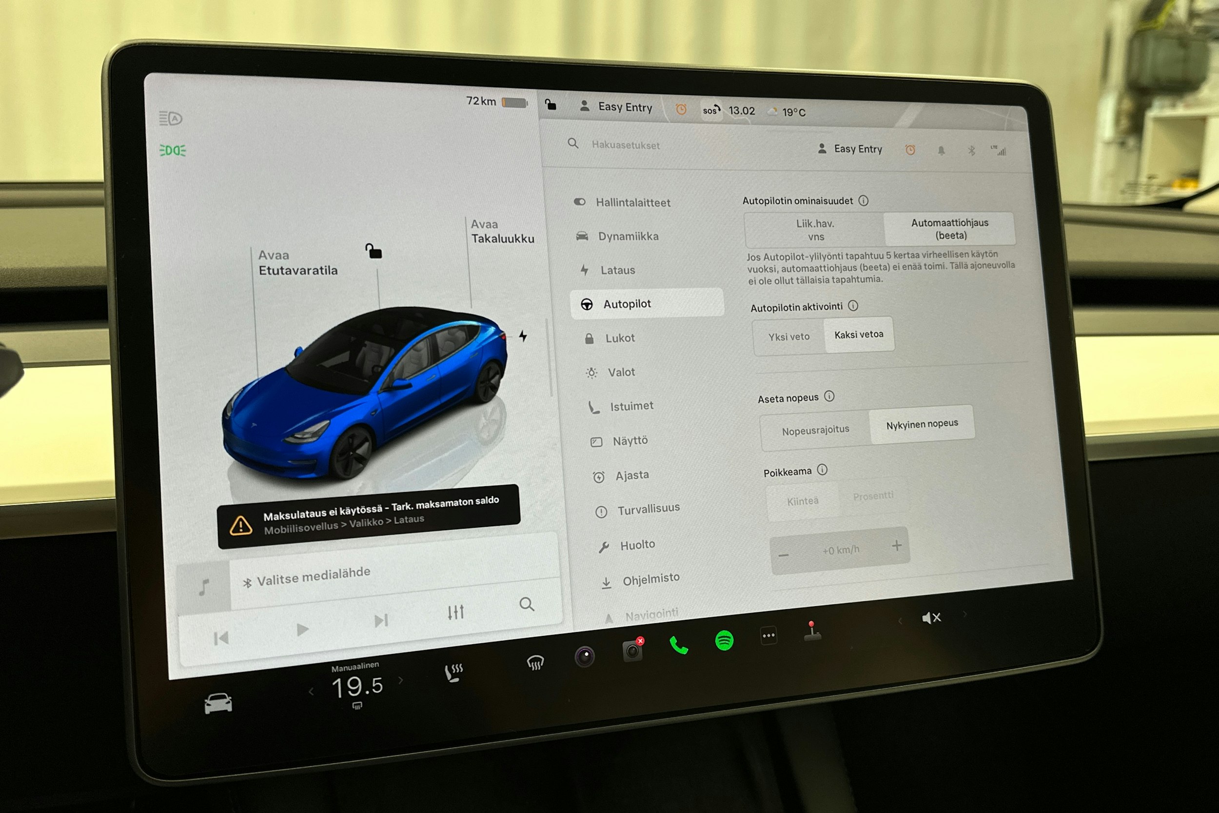 sininen Tesla Model 3 2022 kuva 22.