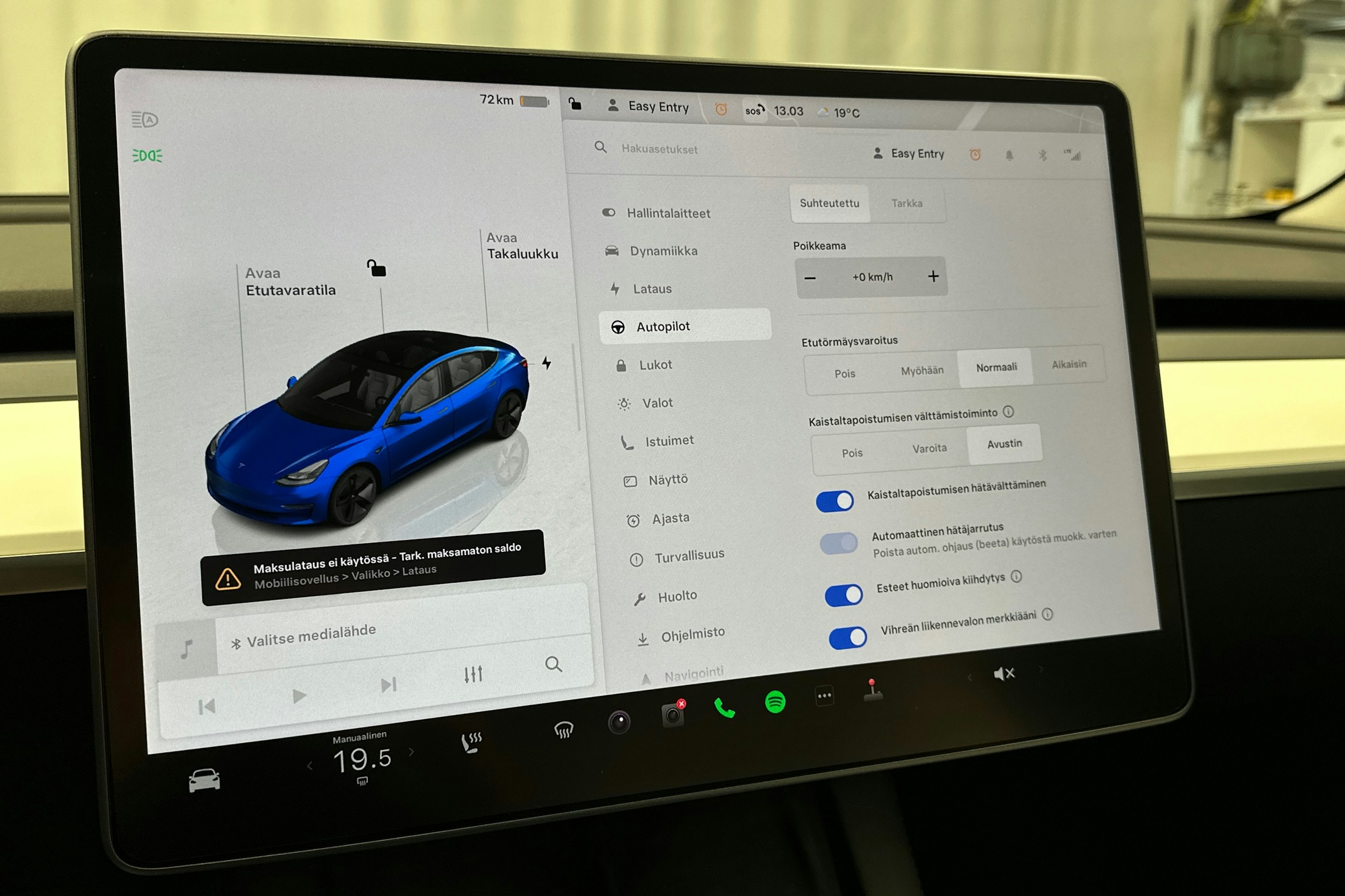sininen Tesla Model 3 2022 kuva 24.