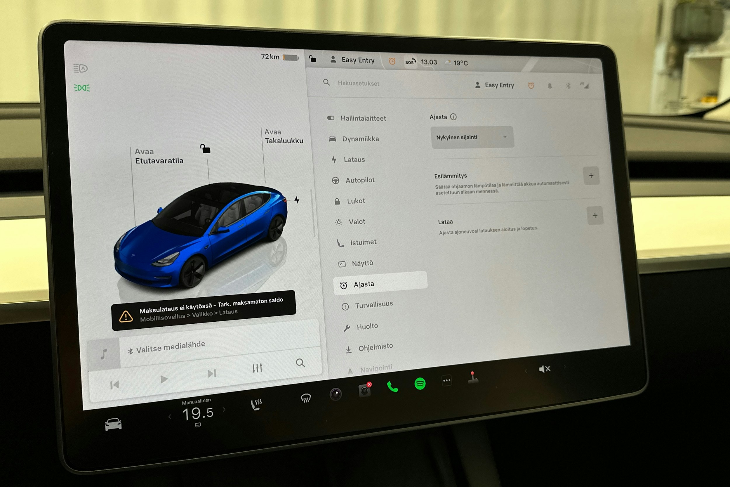 sininen Tesla Model 3 2022 kuva 25.