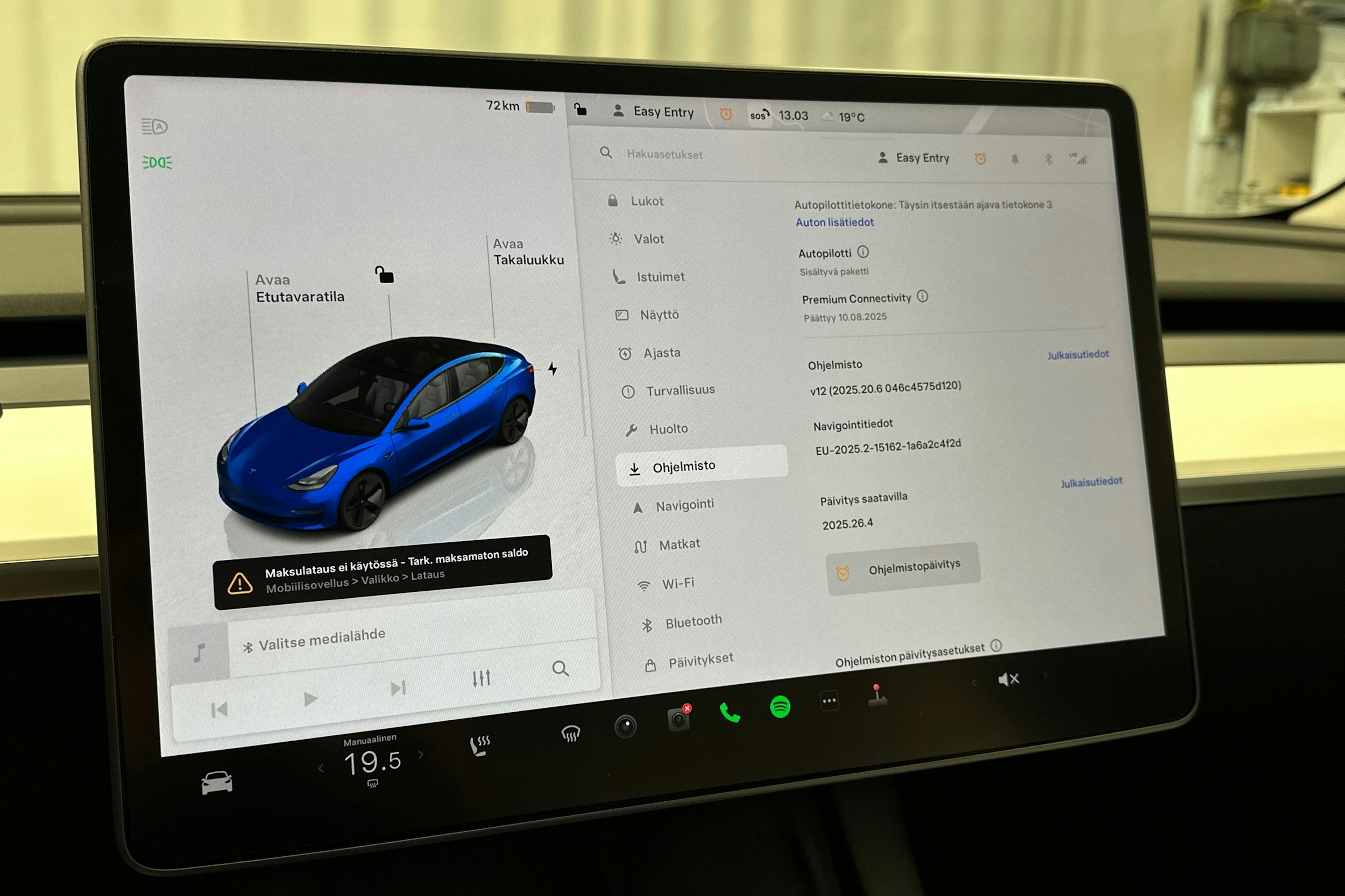 sininen Tesla Model 3 2022 kuva 26.