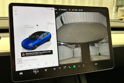 sininen Tesla Model 3 2022 kuva 27.