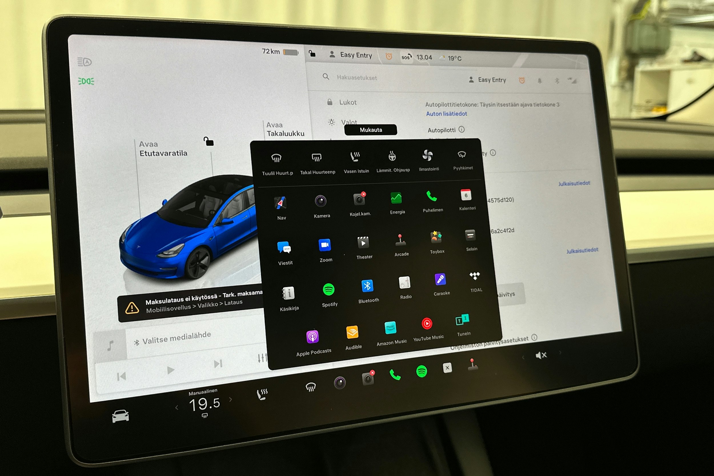 sininen Tesla Model 3 2022 kuva 28.
