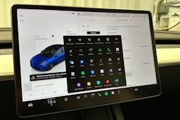 sininen Tesla Model 3 2022 kuva 28.