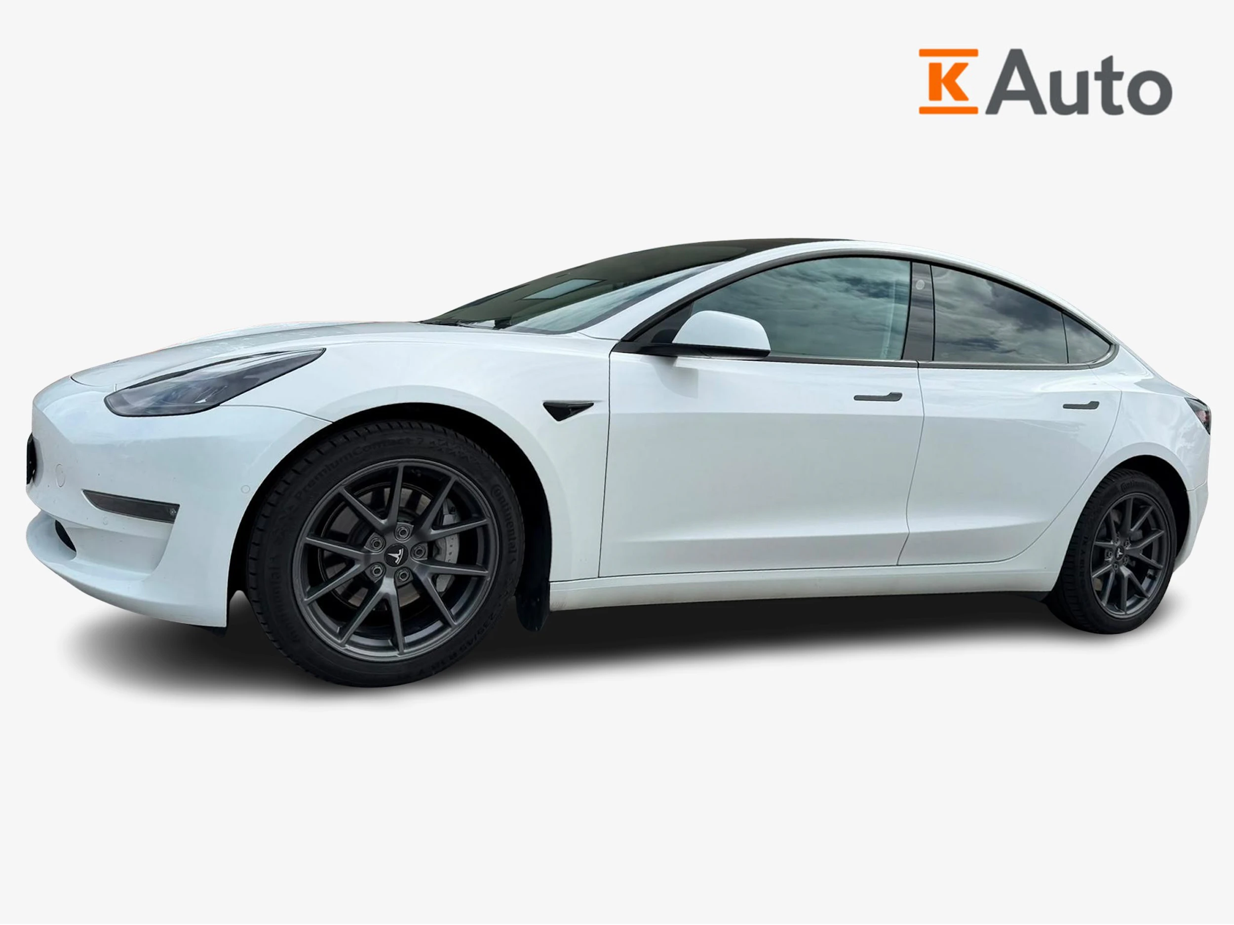 valkoinen Tesla Model 3 2022 kuva 1.