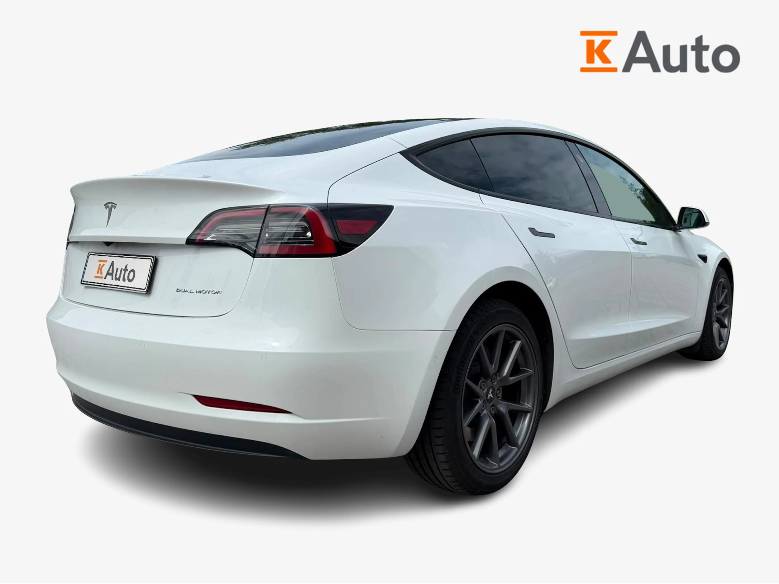 valkoinen Tesla Model 3 2022 kuva 2.
