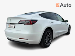 valkoinen Tesla Model 3 2022 kuva 2.