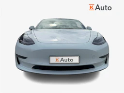 valkoinen Tesla Model 3 2022 kuva 4.