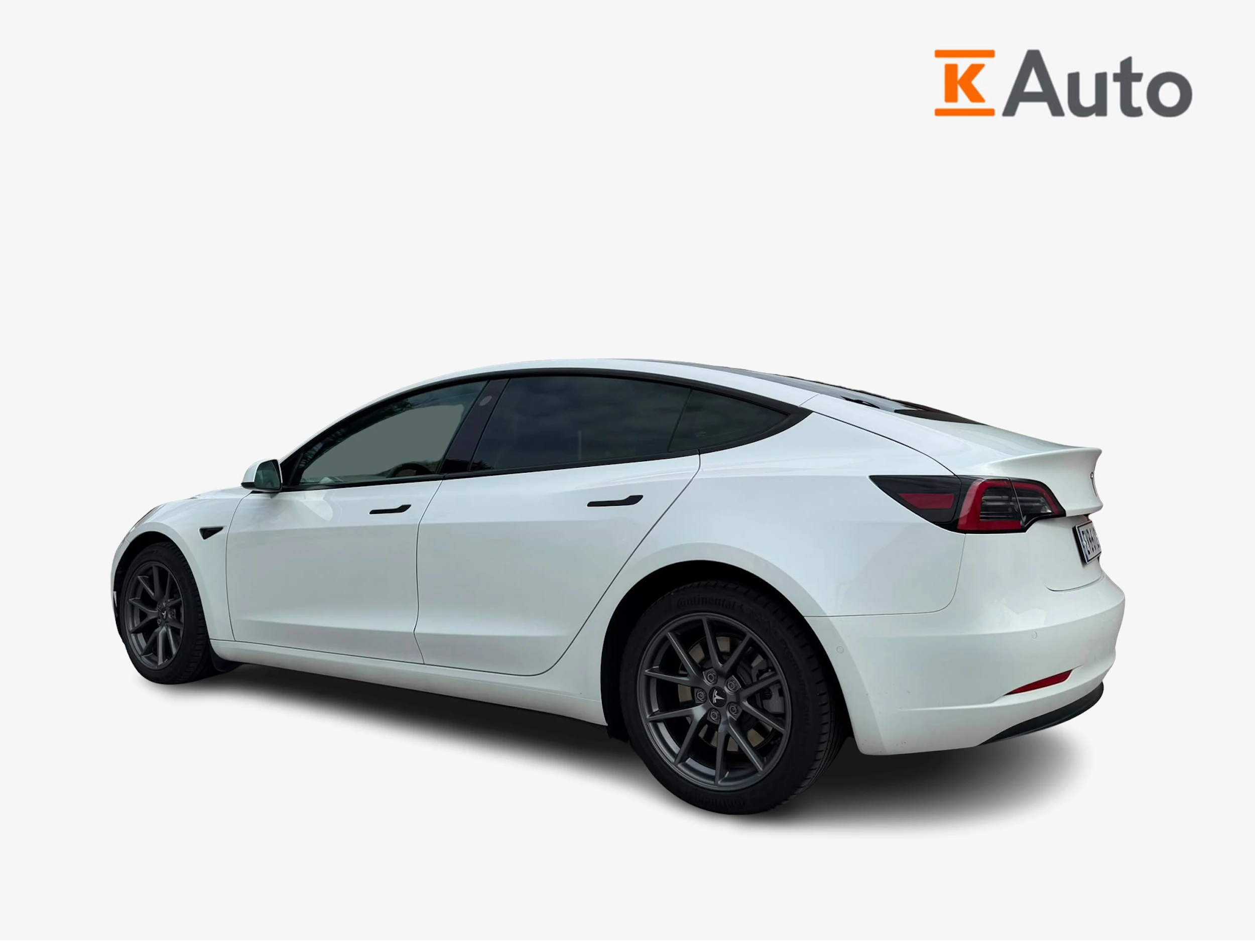 valkoinen Tesla Model 3 2022 kuva 5.