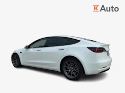 valkoinen Tesla Model 3 2022 kuva 5.