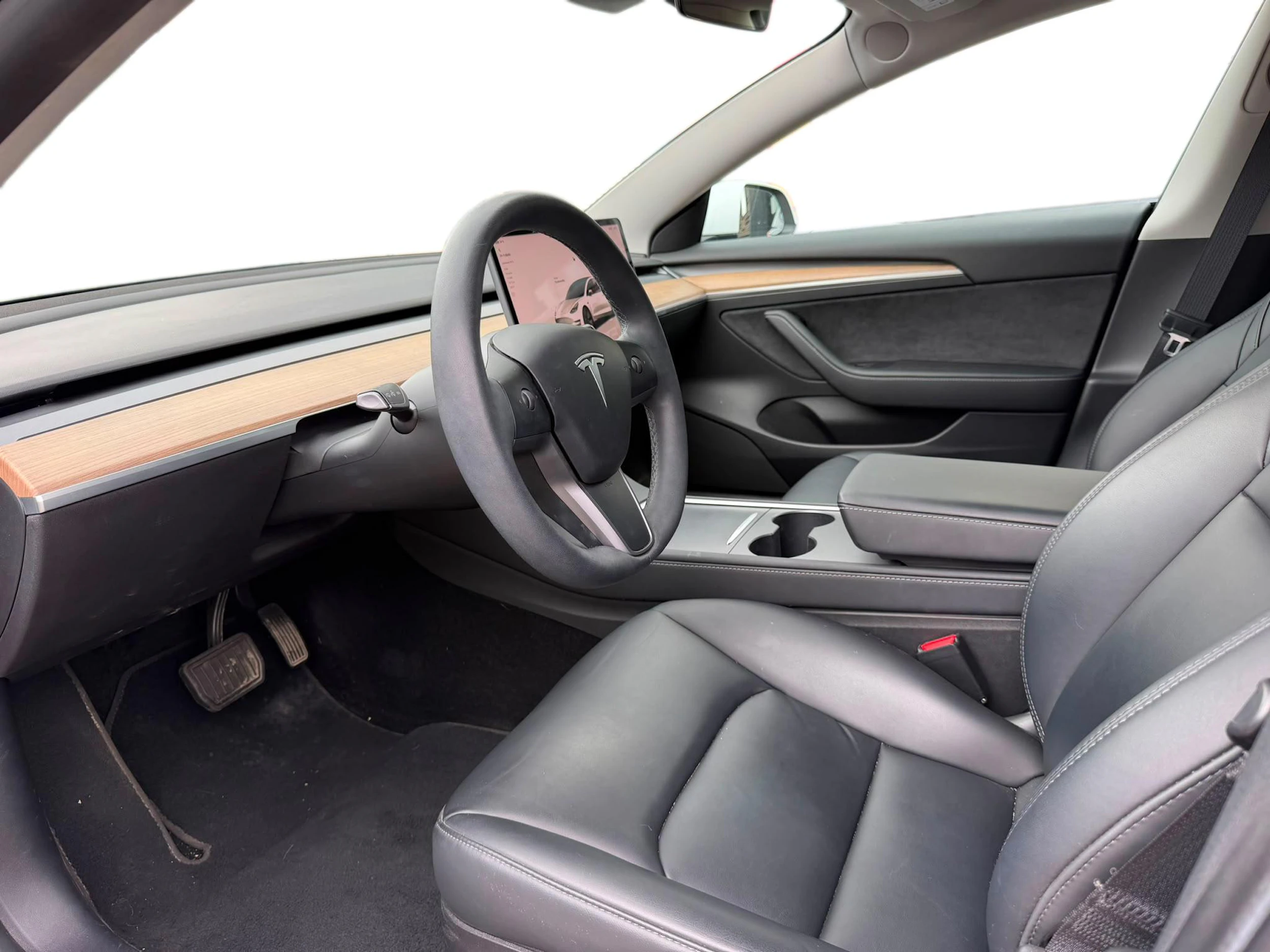 valkoinen Tesla Model 3 2022 kuva 6.