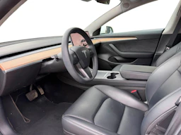 valkoinen Tesla Model 3 2022 kuva 6.