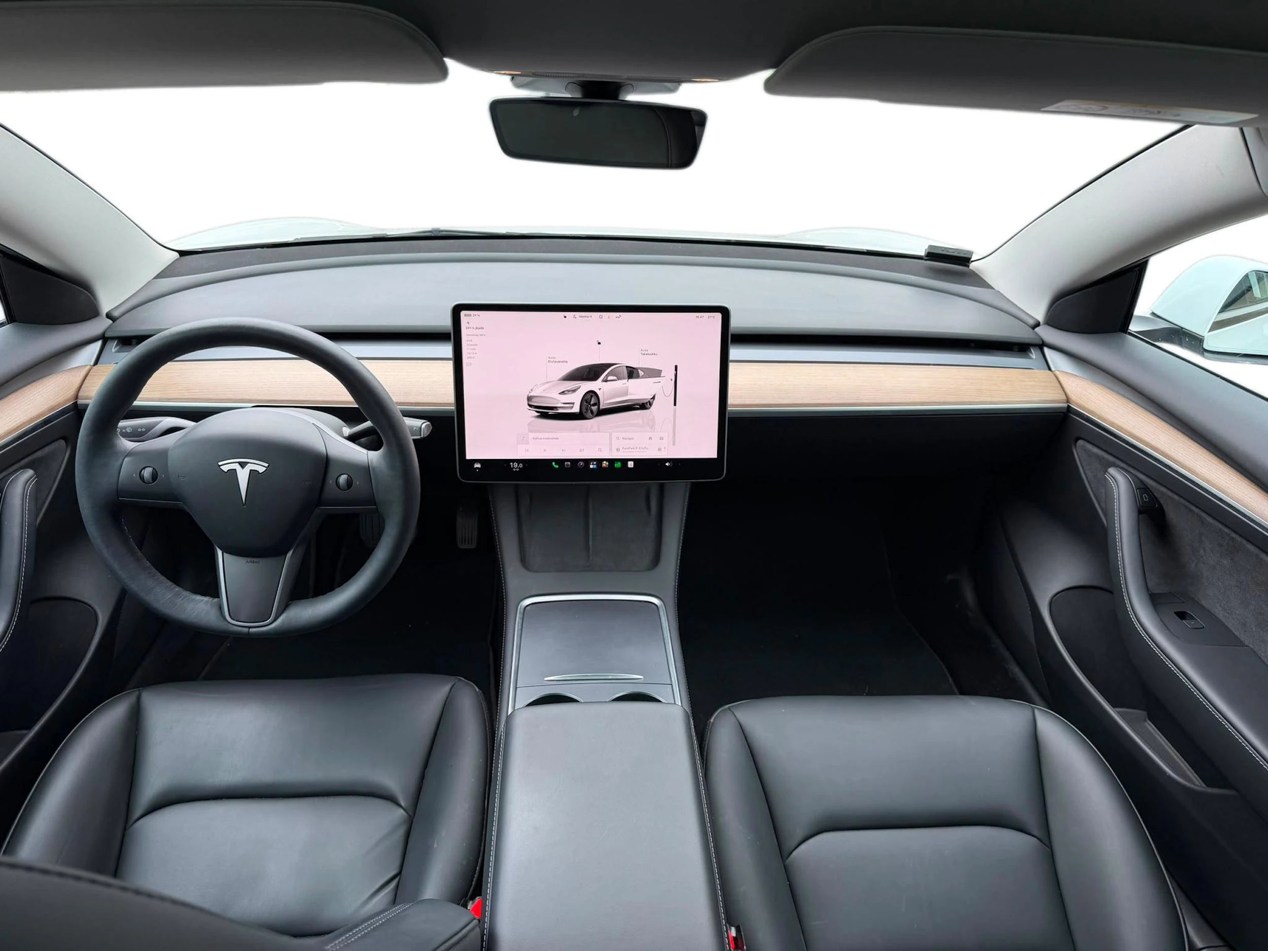 valkoinen Tesla Model 3 2022 kuva 7.