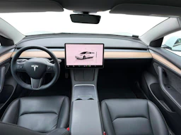 valkoinen Tesla Model 3 2022 kuva 7.