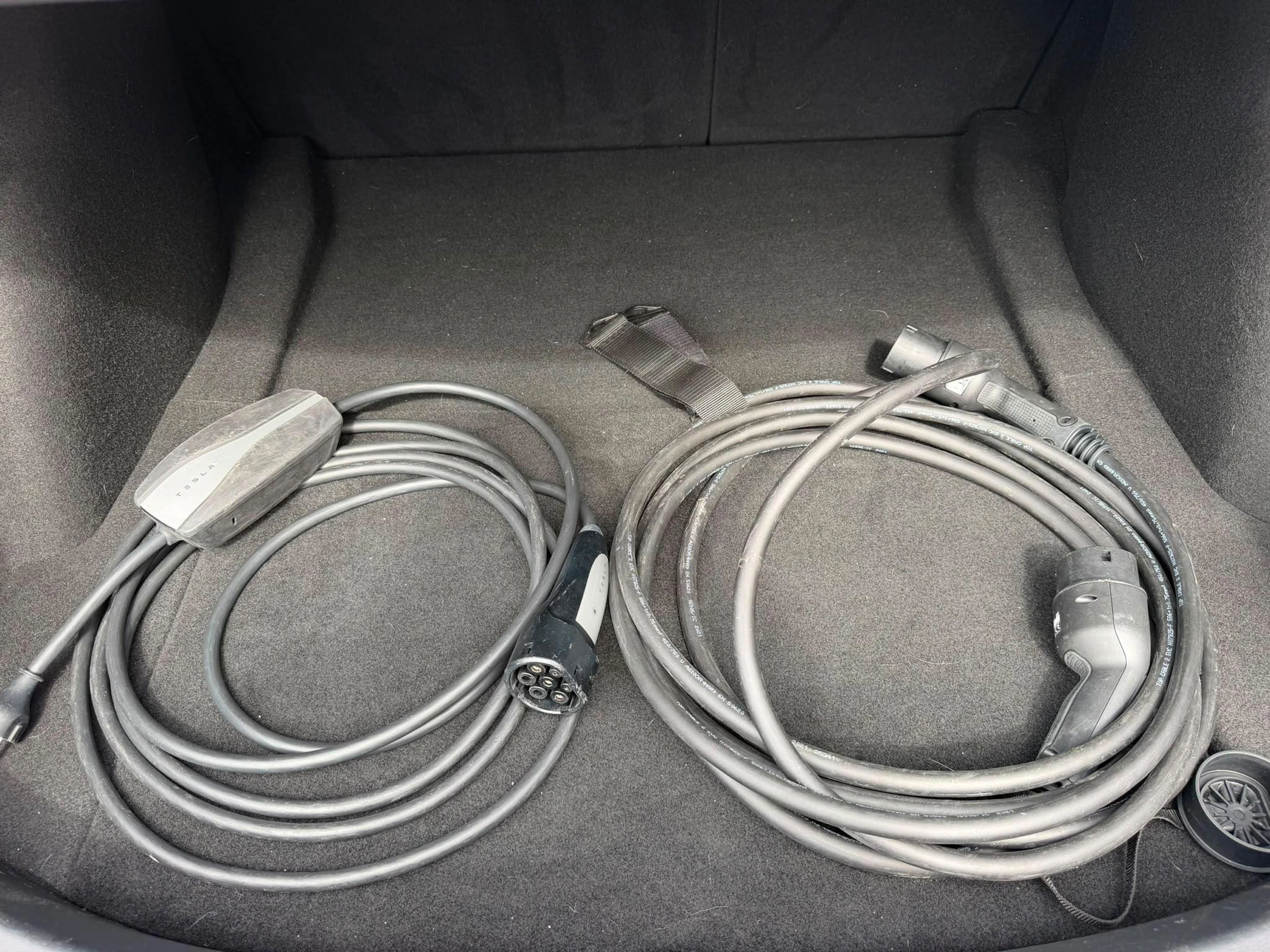 valkoinen Tesla Model 3 2022 kuva 8.