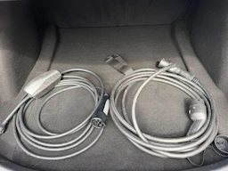 valkoinen Tesla Model 3 2022 kuva 8.