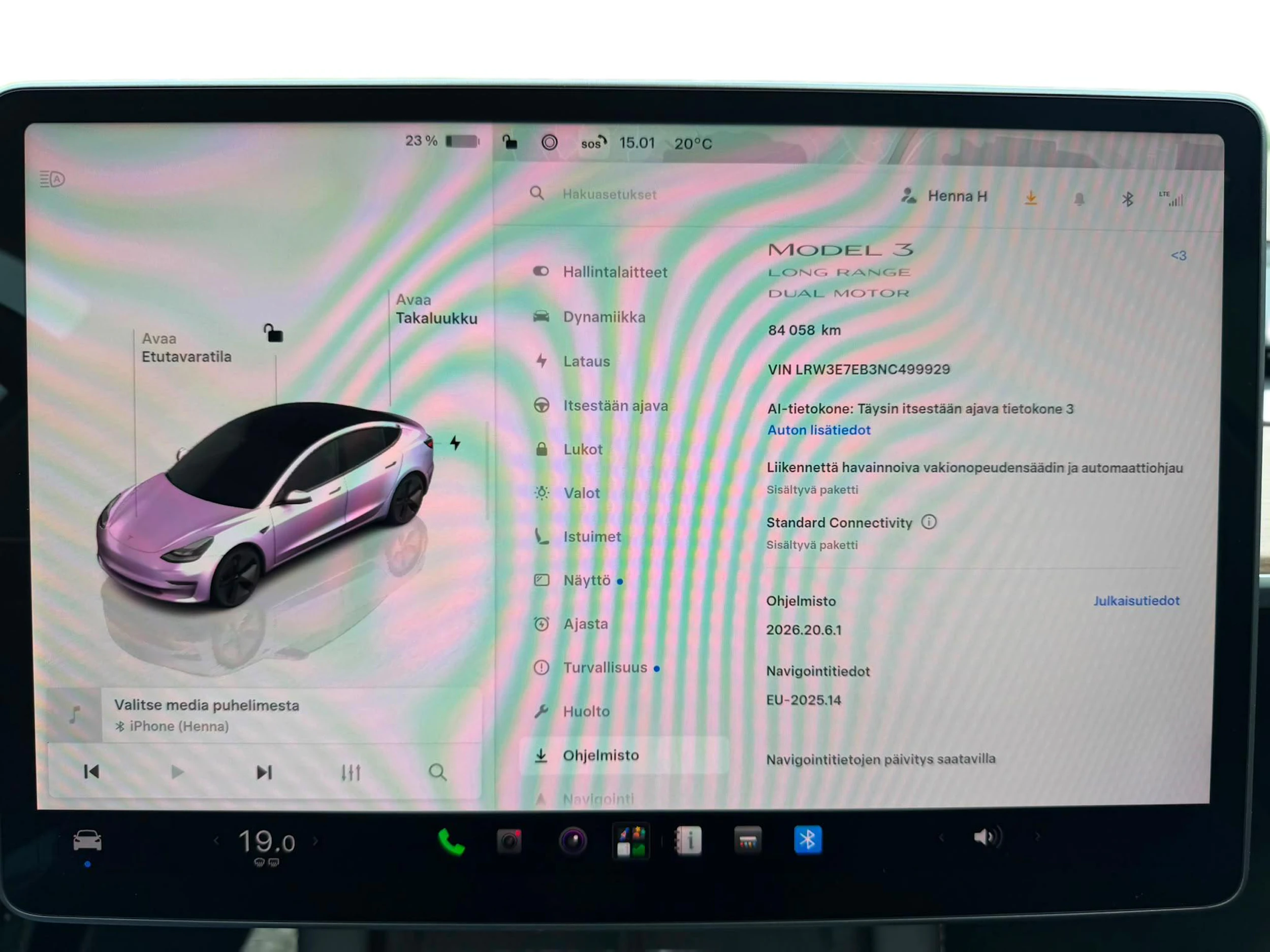 valkoinen Tesla Model 3 2022 kuva 9.