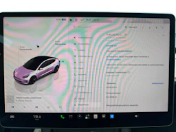 valkoinen Tesla Model 3 2022 kuva 9.