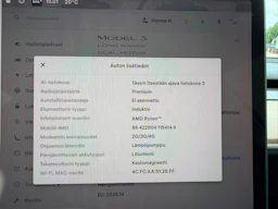 valkoinen Tesla Model 3 2022 kuva 10.