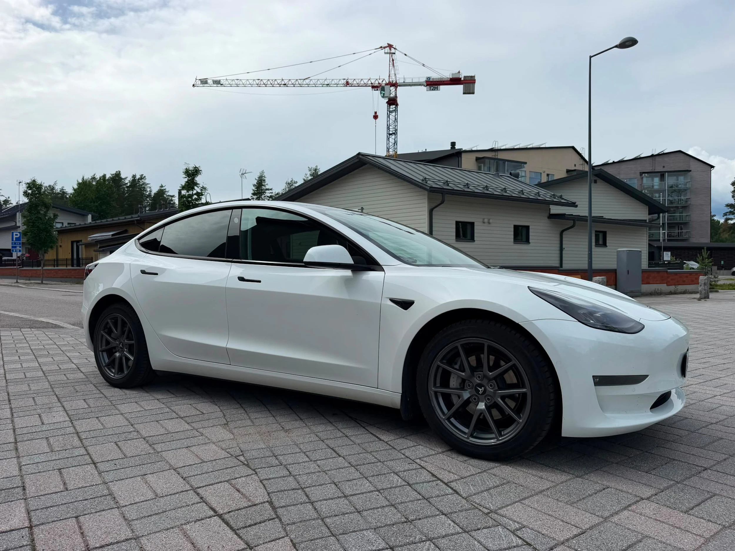 valkoinen Tesla Model 3 2022 kuva 11.