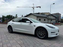 valkoinen Tesla Model 3 2022 kuva 11.