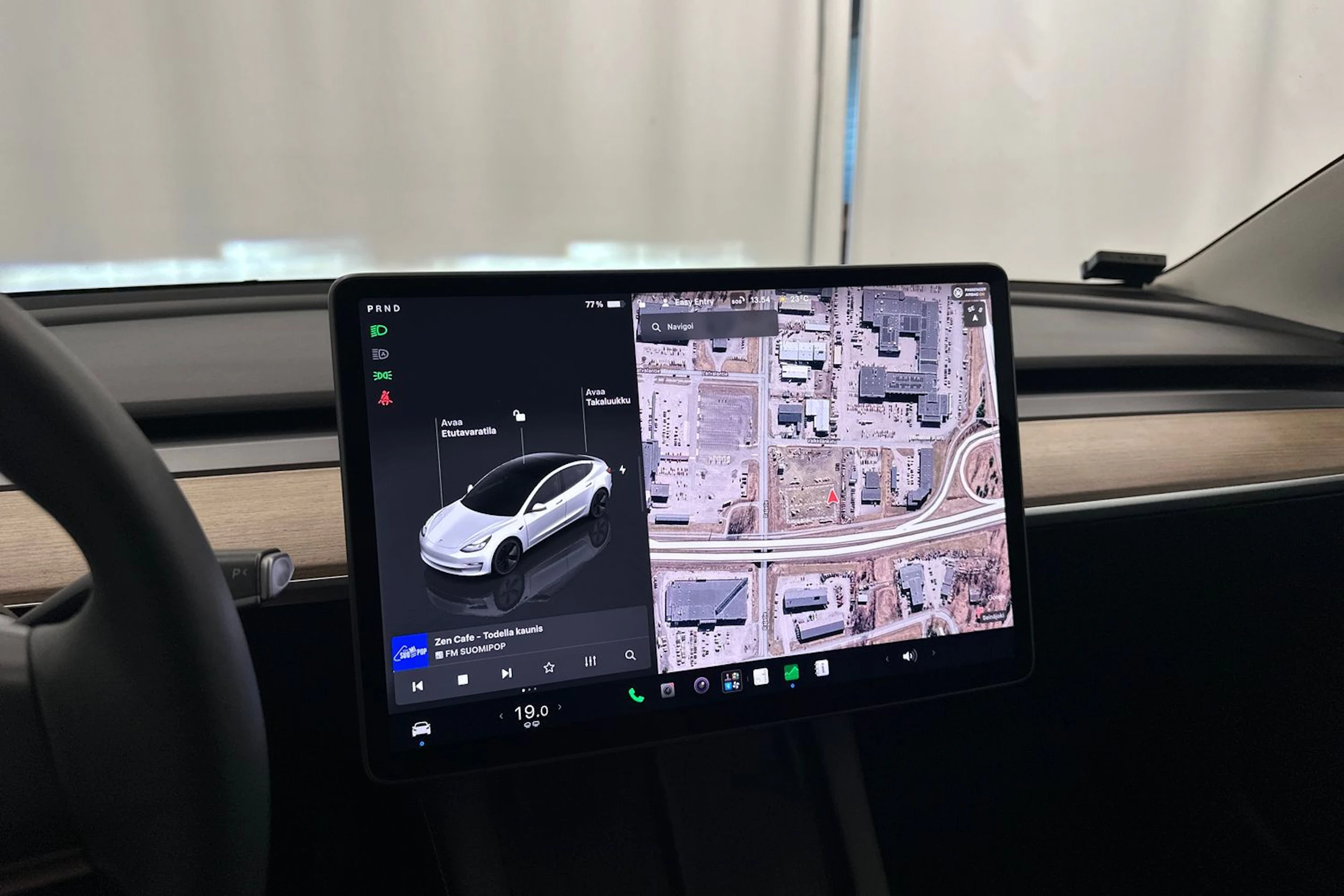 valkoinen Tesla Model 3 2022 kuva 12.