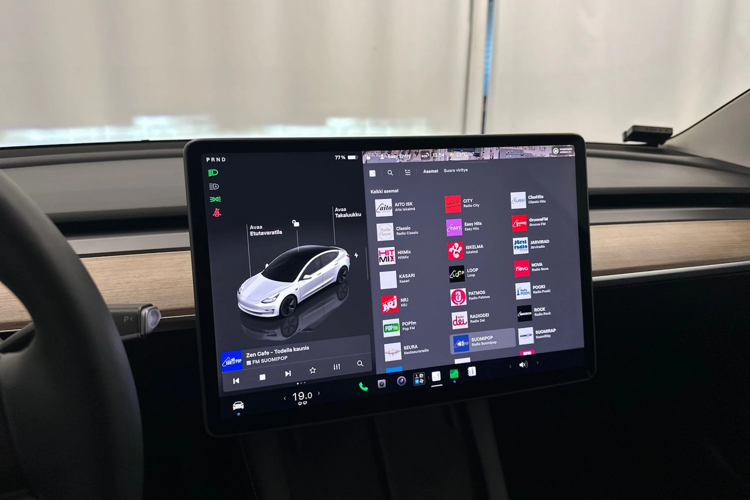valkoinen Tesla Model 3 2022 kuva 13.