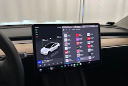 valkoinen Tesla Model 3 2022 kuva 13.