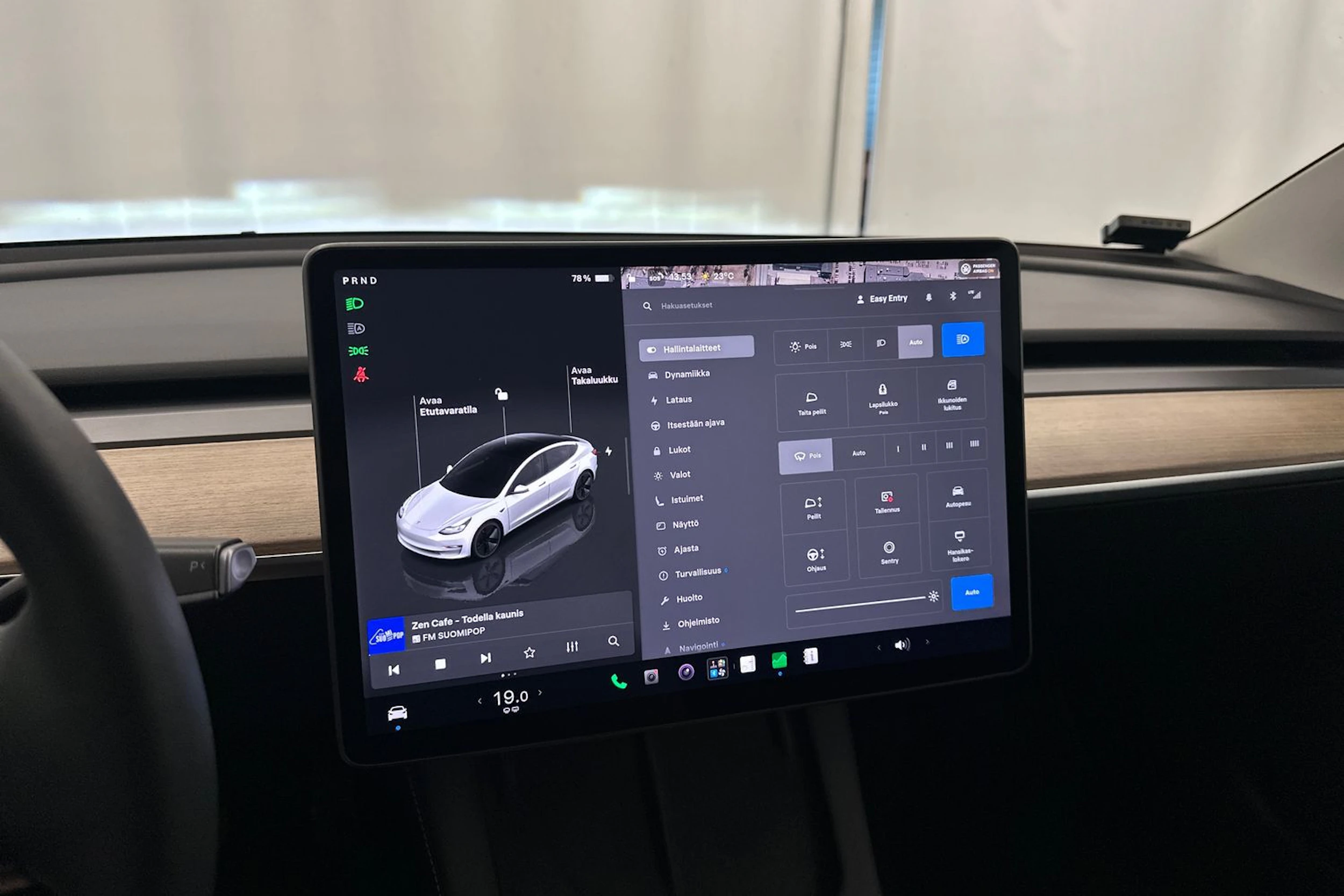 valkoinen Tesla Model 3 2022 kuva 14.