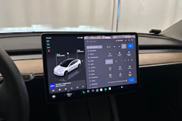 valkoinen Tesla Model 3 2022 kuva 14.