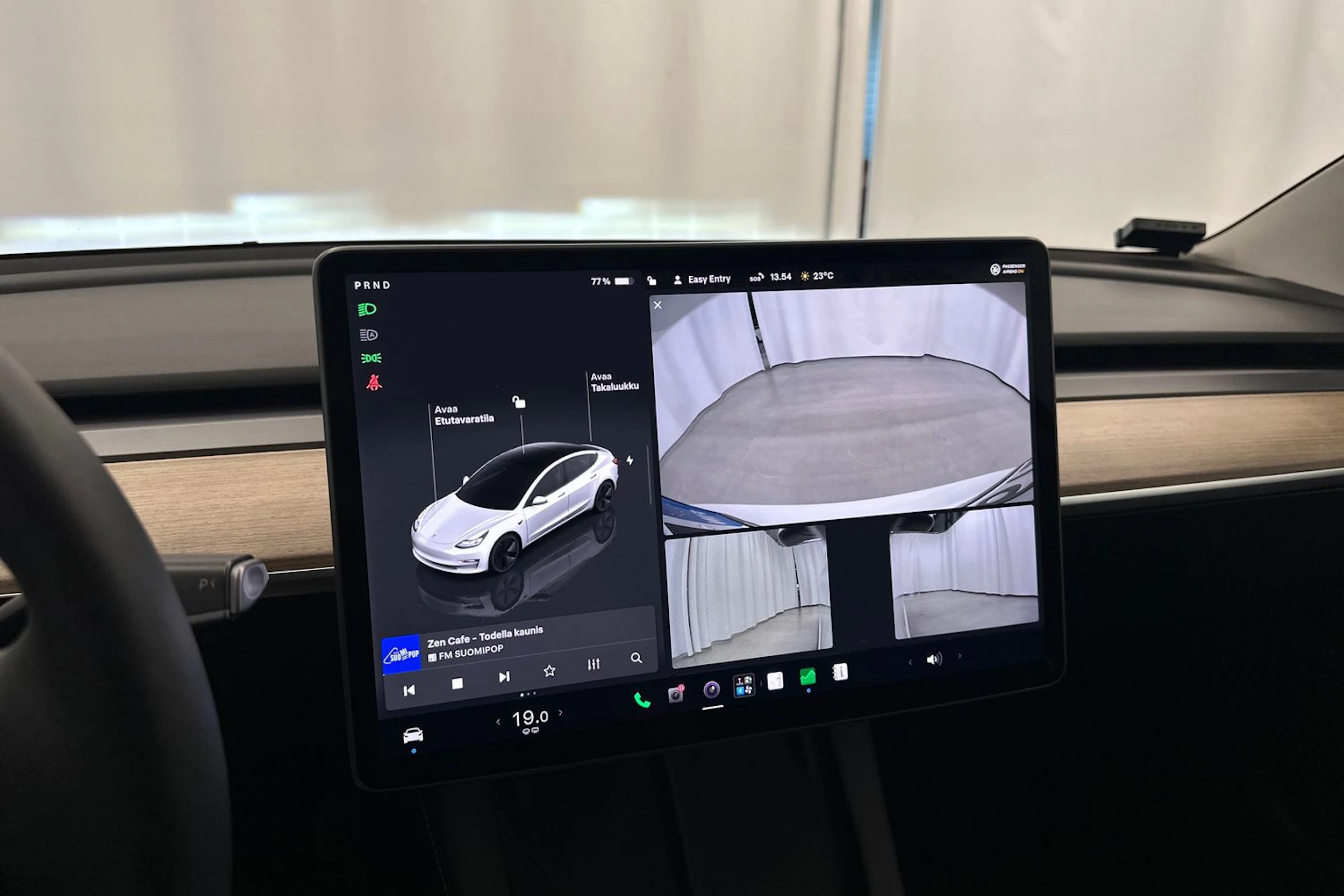 valkoinen Tesla Model 3 2022 kuva 15.
