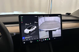 valkoinen Tesla Model 3 2022 kuva 15.