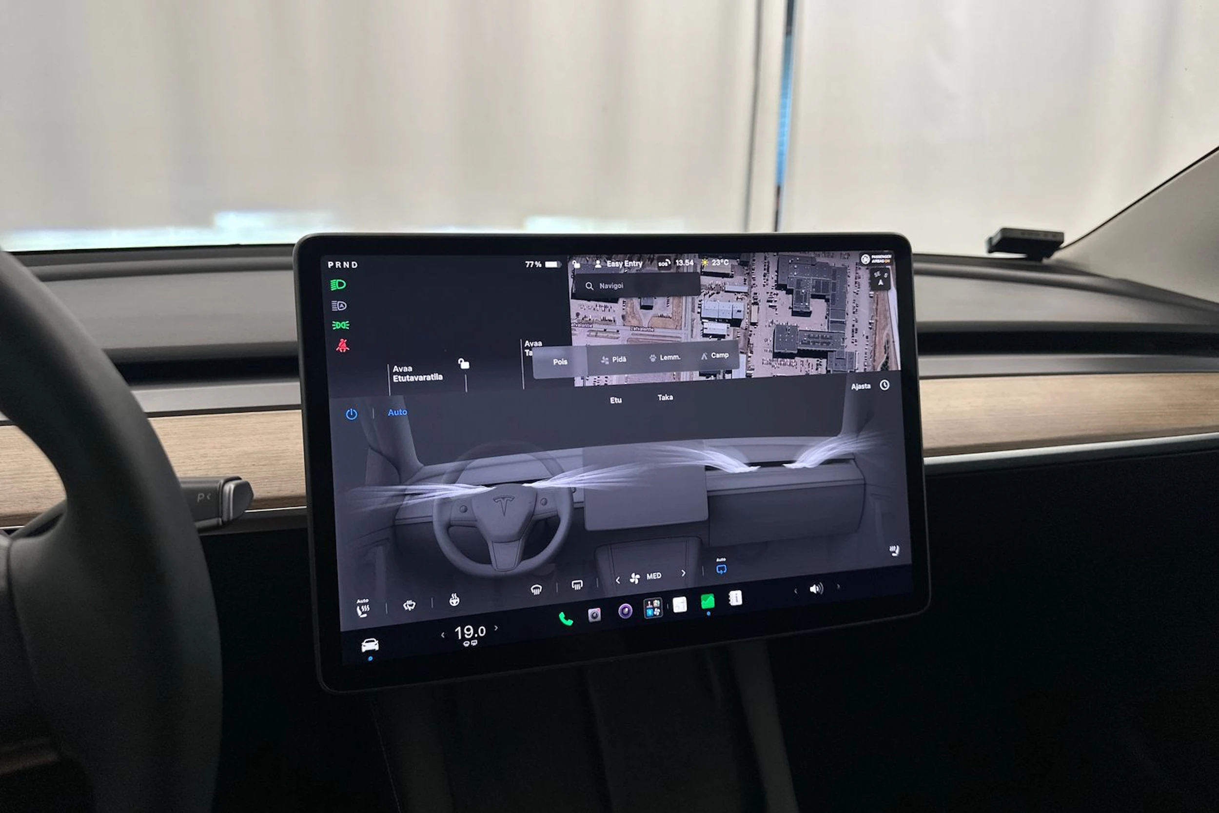 valkoinen Tesla Model 3 2022 kuva 16.
