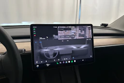 valkoinen Tesla Model 3 2022 kuva 16.