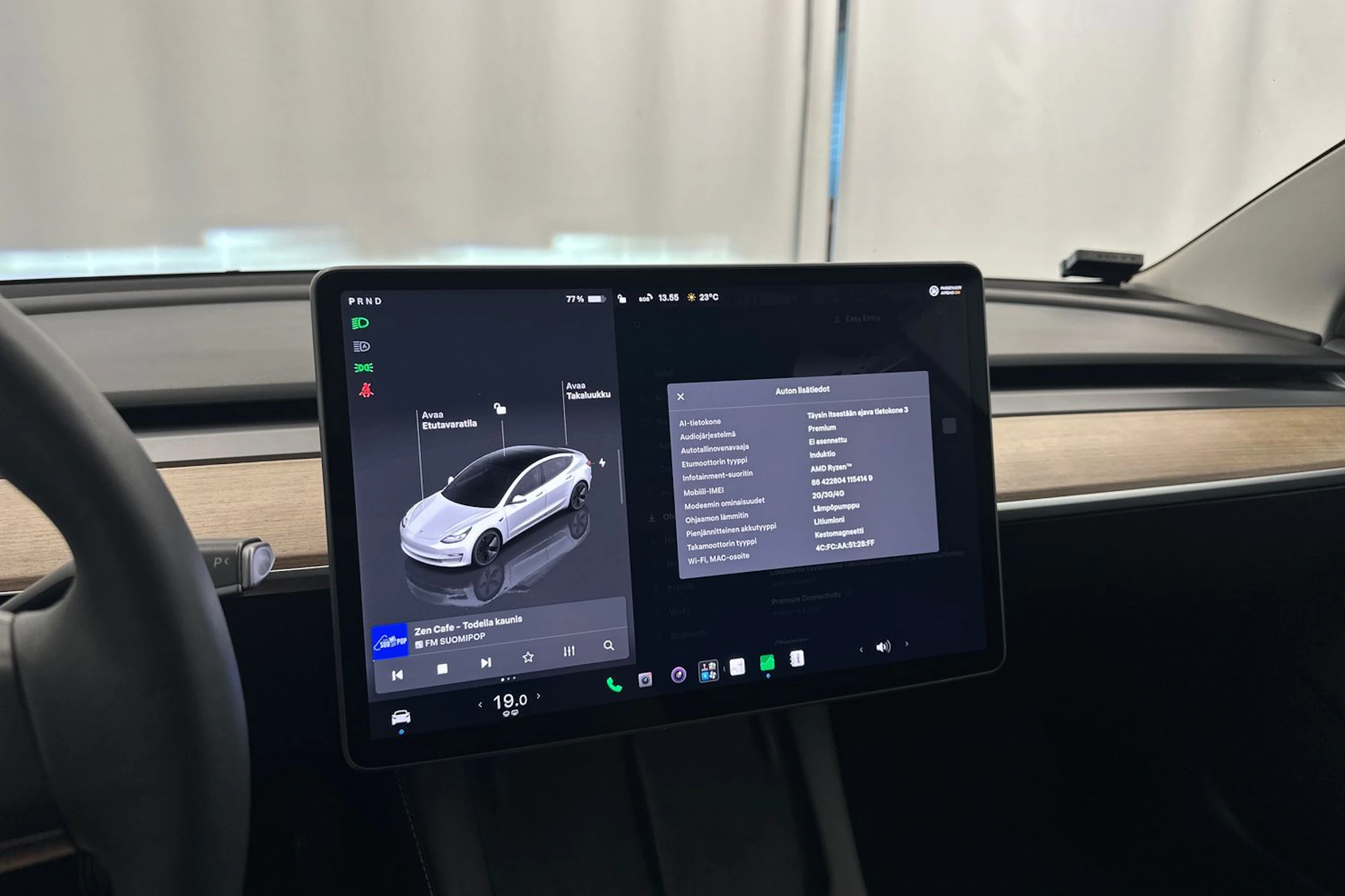 valkoinen Tesla Model 3 2022 kuva 17.