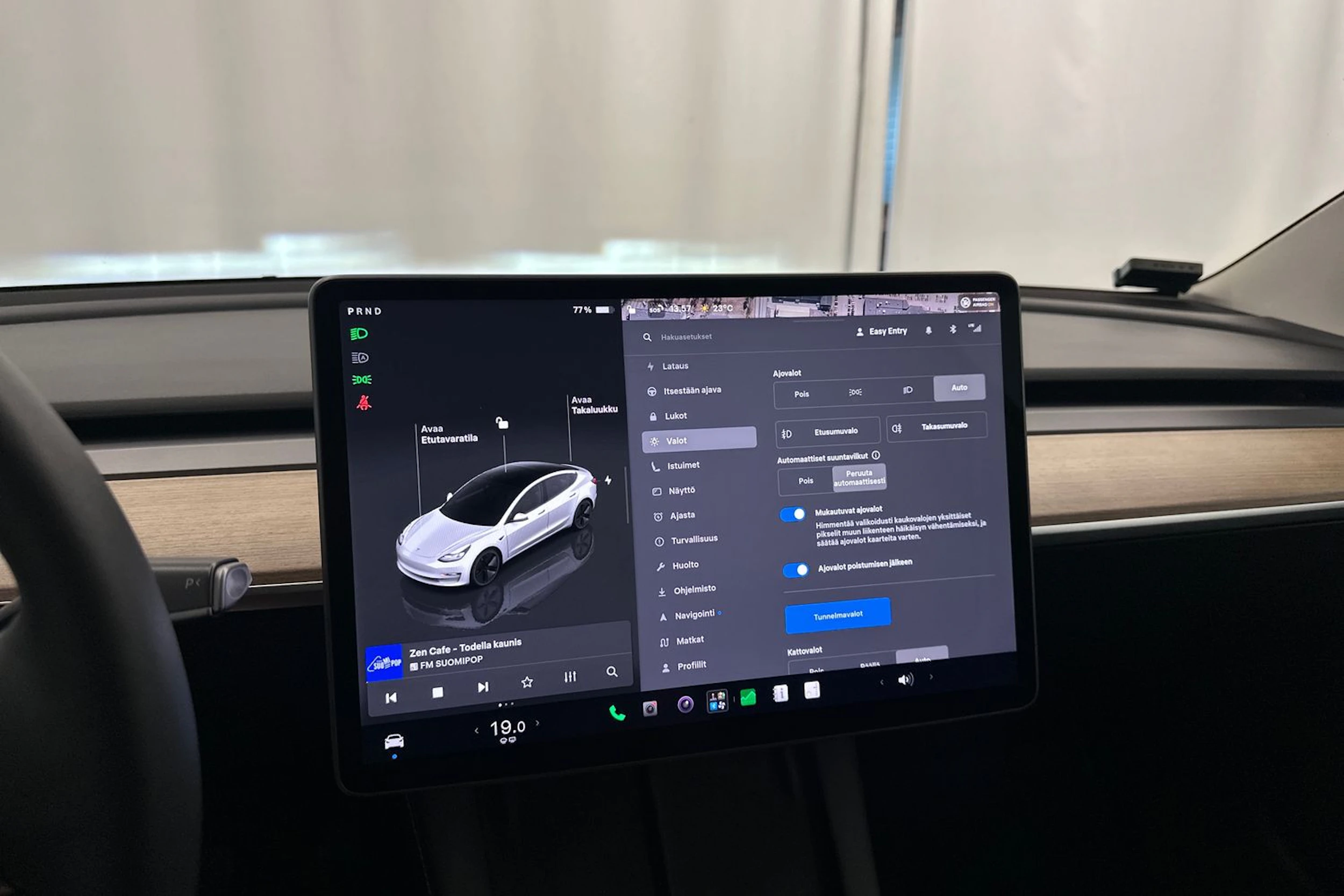 valkoinen Tesla Model 3 2022 kuva 18.