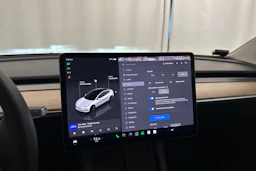 valkoinen Tesla Model 3 2022 kuva 18.