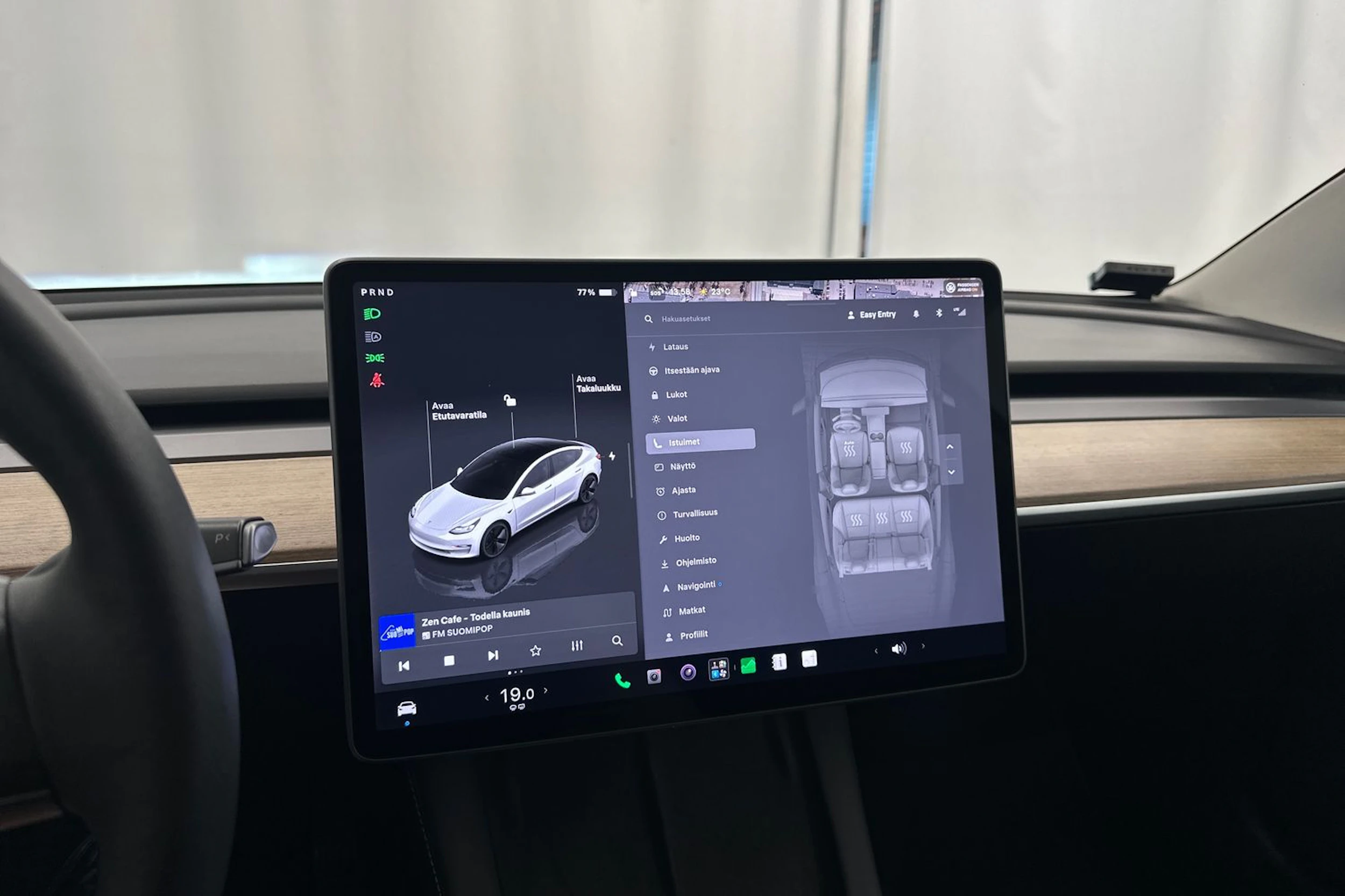 valkoinen Tesla Model 3 2022 kuva 19.