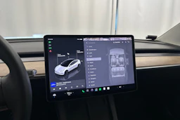 valkoinen Tesla Model 3 2022 kuva 19.
