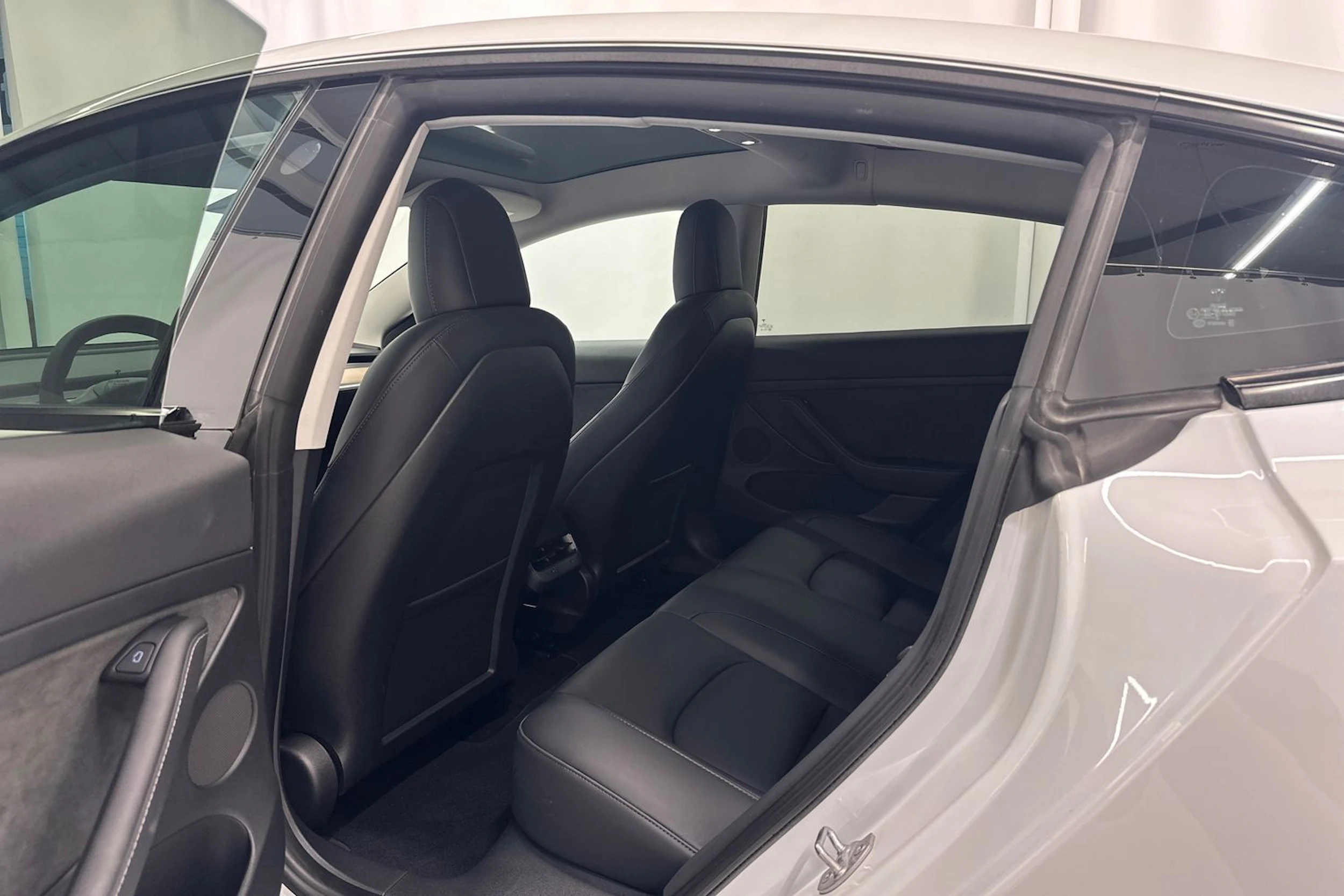 valkoinen Tesla Model 3 2022 kuva 20.