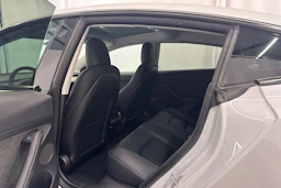 valkoinen Tesla Model 3 2022 kuva 20.