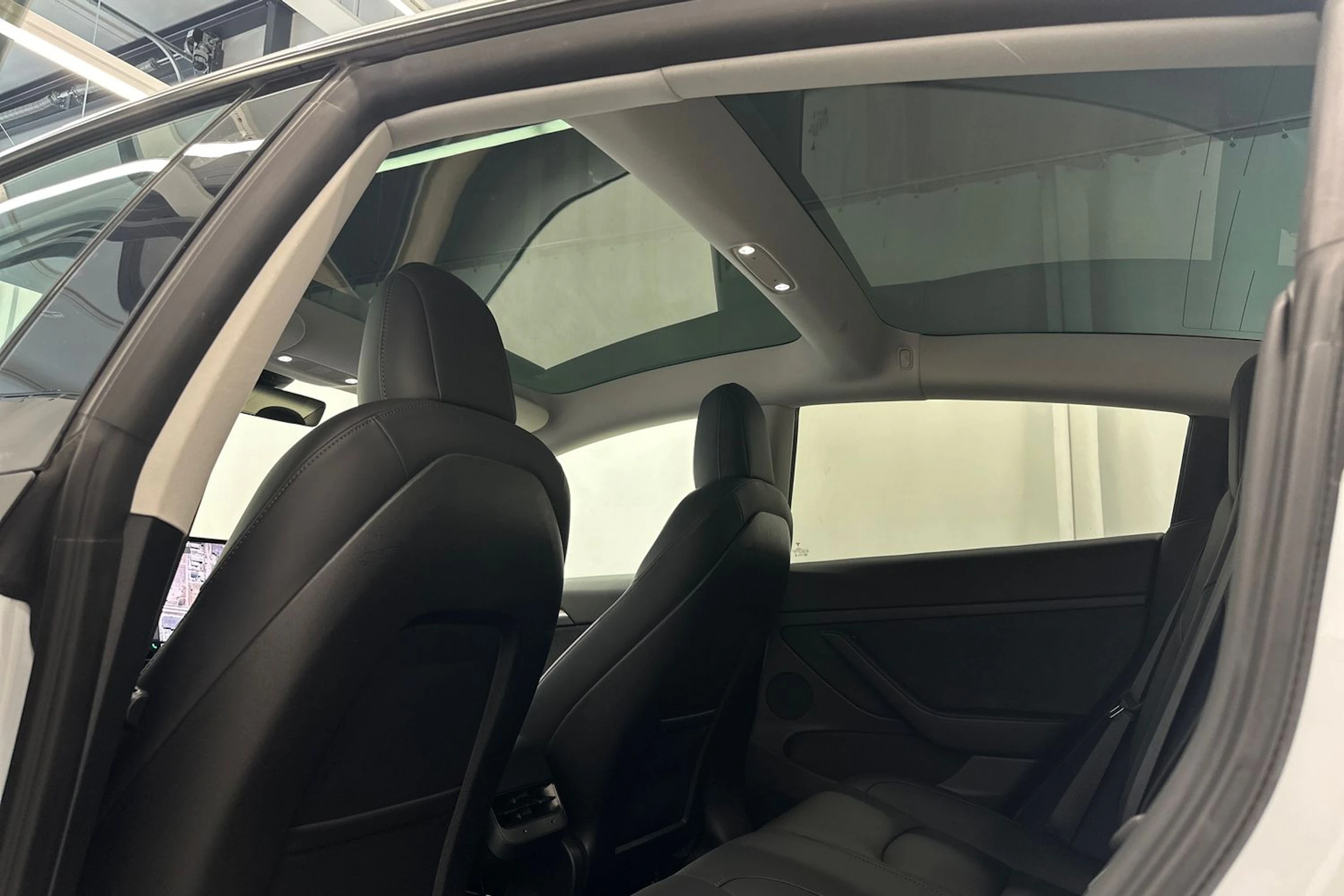 valkoinen Tesla Model 3 2022 kuva 21.