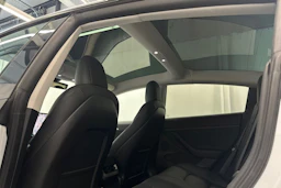 valkoinen Tesla Model 3 2022 kuva 21.