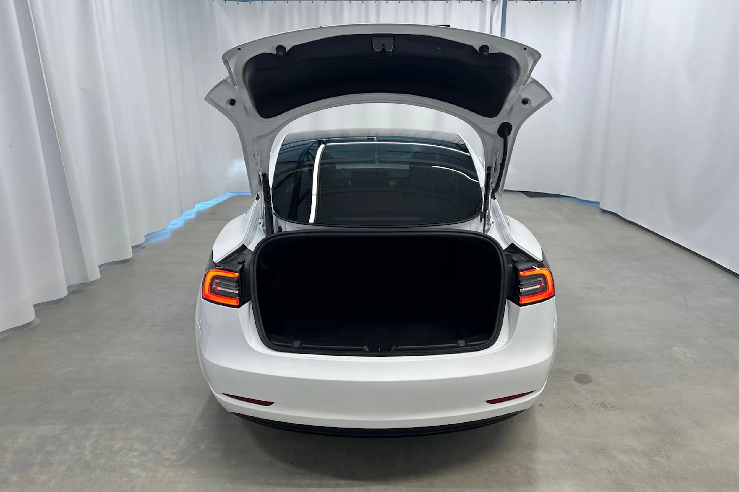 valkoinen Tesla Model 3 2022 kuva 22.