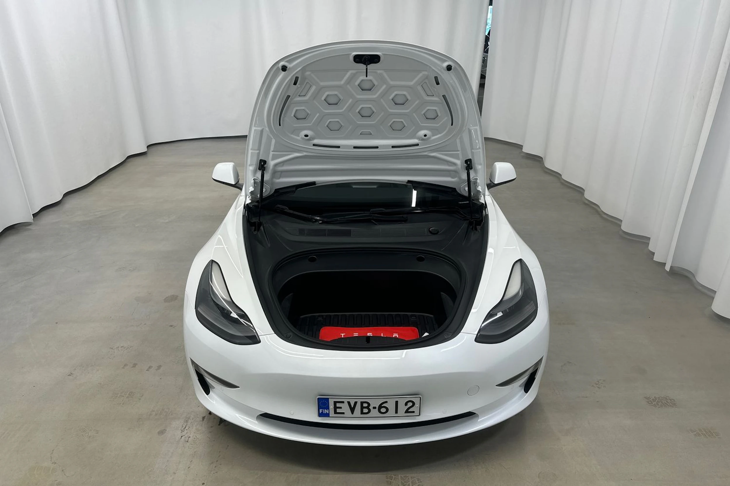 valkoinen Tesla Model 3 2022 kuva 24.